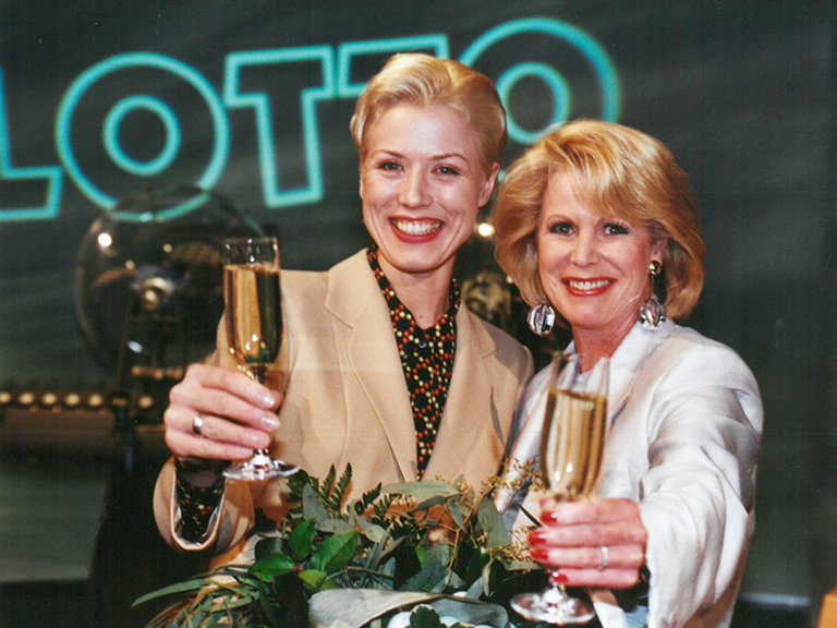 Zwei Feen, ein Stück Lotto-Historie. Im Januar 1998 übergab Karin Tietze-Ludwig an Franziska Reichenbacher.
